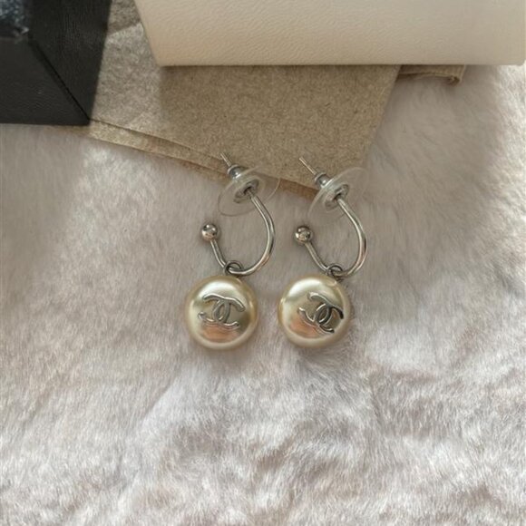 Chanel Off White Cream Pearl CC Silver Dangly Earrings With Box - Picture 5 of 5